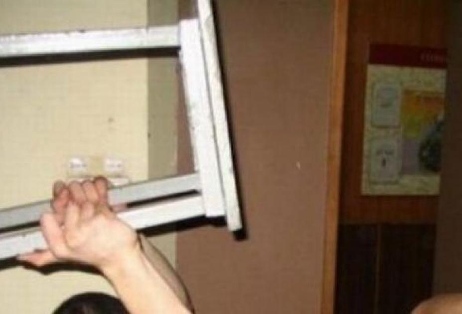 Нападение на полицейского с табуреткой
