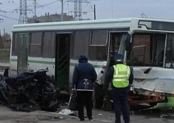 Автобус и легковушка столкнулись в Туле, умер ребенок