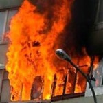 Пожарные ночью эвакуировали 19 человек из горящей многоэтажки в Туле