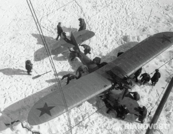 Самолет, принимающий участие в спасательной операции.
