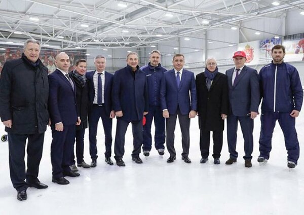 Глава региона подчеркнул, что тульское правительство уделяет большое внимание развитию детского и молодежного хоккея, чтобы юные спортсмены переходили в профессионалы.