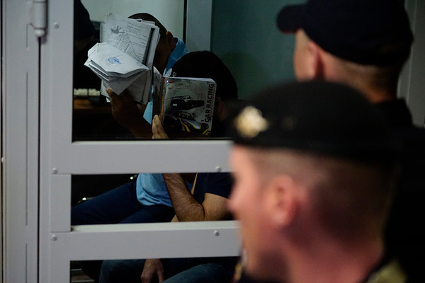 Члены банды в суде. Фото: Олег Яковлев / РБК