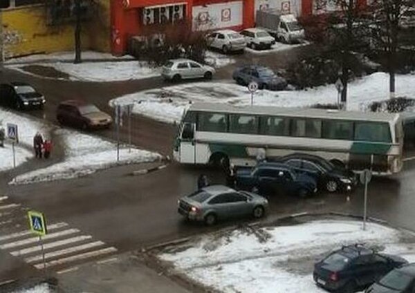 В Туле автобус "навалился" на "Тойоту".