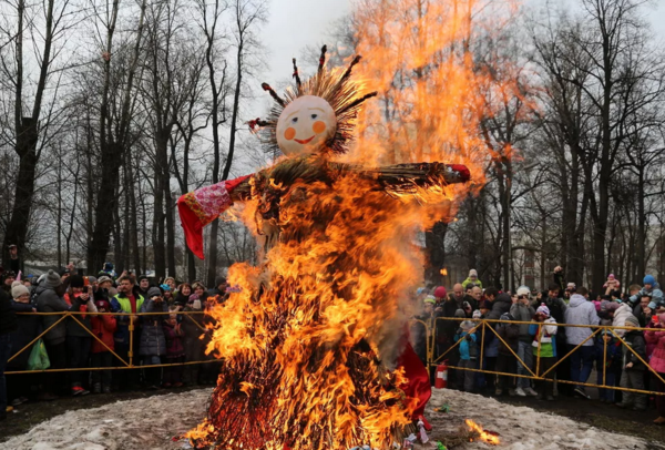 Традиция сжигать на Масленицу чучело зимы любима и ярка...