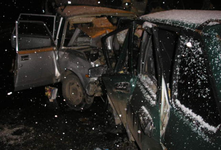 Водитель "девятки" насмерть разбился под Тулой на М2 в аварии двух автомашин