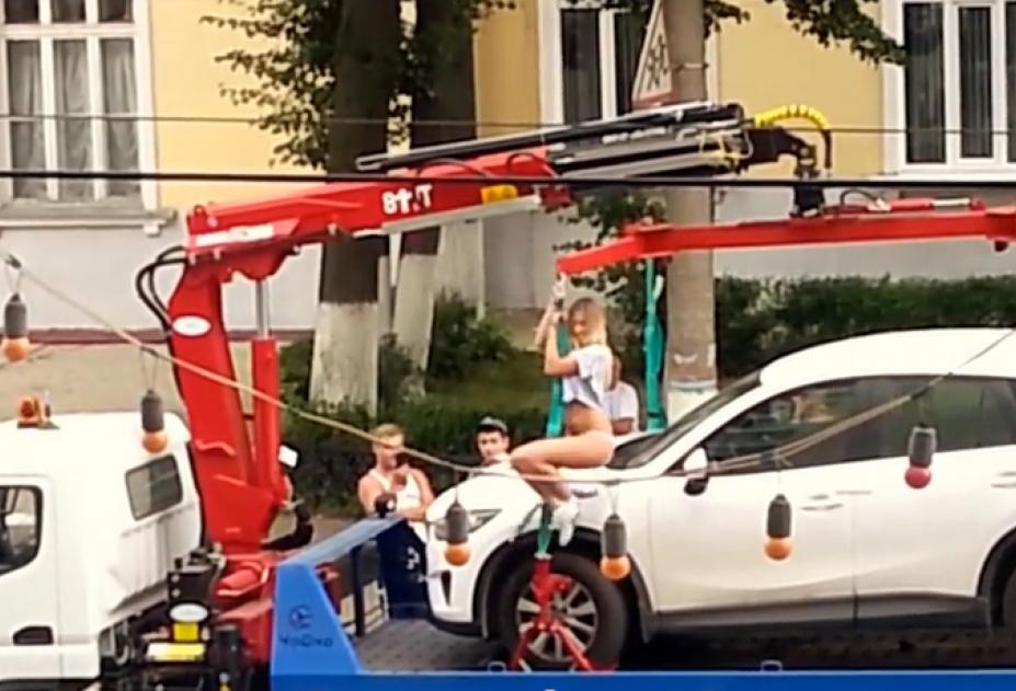 Видео со стриптизом автоледи на эвакуаторе в Туле разлетелось по Интернету