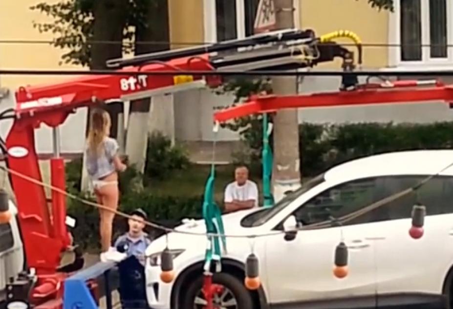 УГИБДД прокомментировало видео с танцующей стриптиз на эвакуаторе тульской автоледи