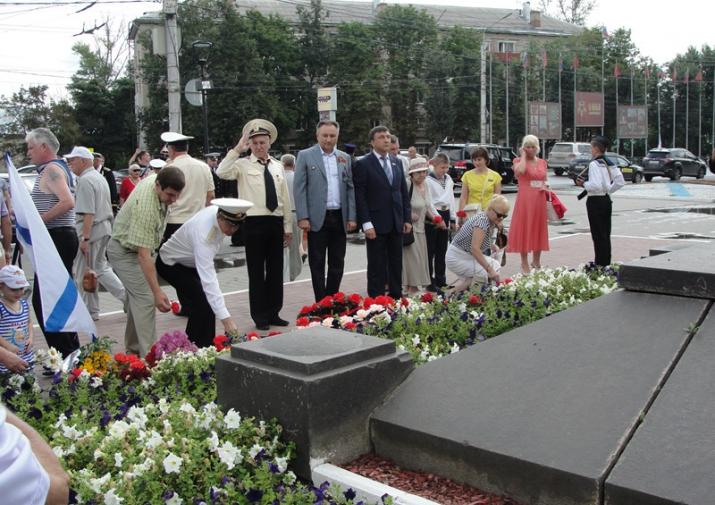В Туле в День ВМФ состоялся митинг у памятника командиру "Варяга"