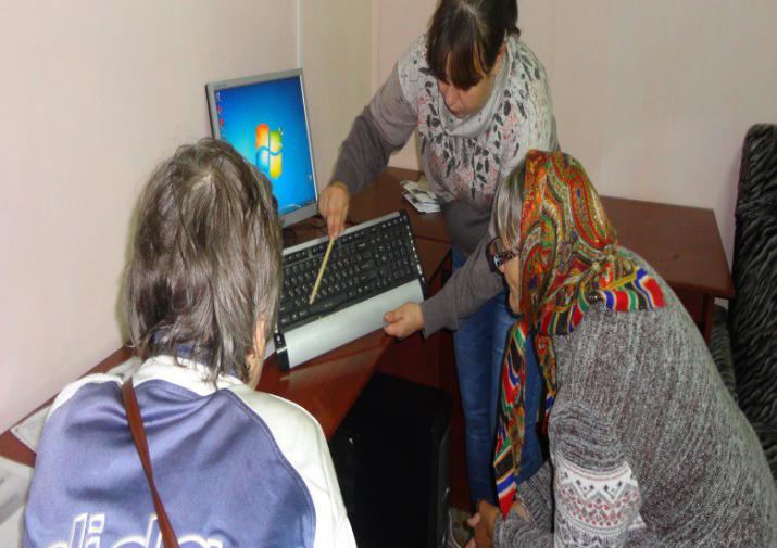 В Суворове пожилым людям помогают подружиться с компьютером