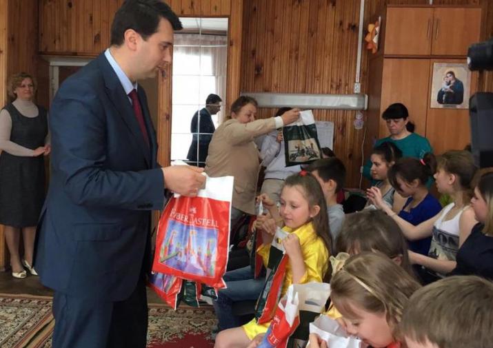 Воспитанники детского центра в Донском получили подарки от коммуниста