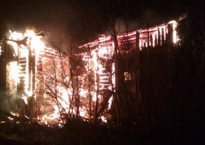 12 пожарных тушили здание в Горелках, пострадавших нет