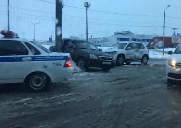 Впечатался в столб. ДТП около заправки Шелл на рязанке | ИА “Тульская ...