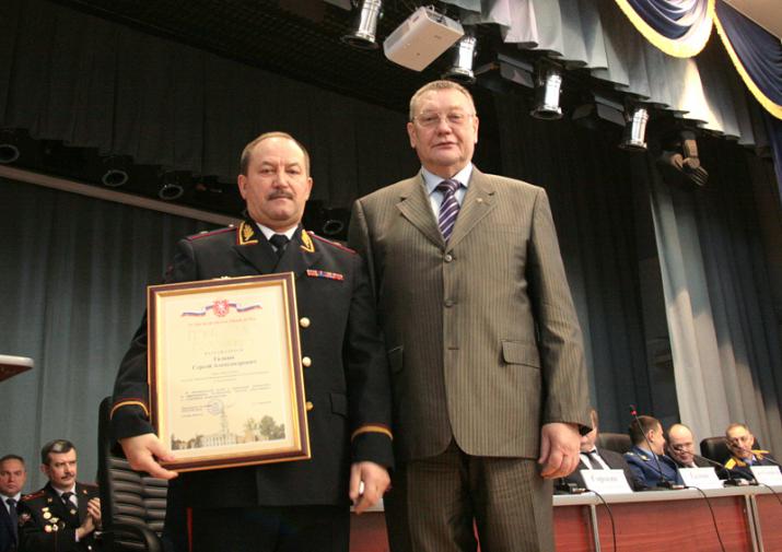 Раскрыто 7,5 тыс преступлений: Харитонов вручил Галкину Почетную грамоту