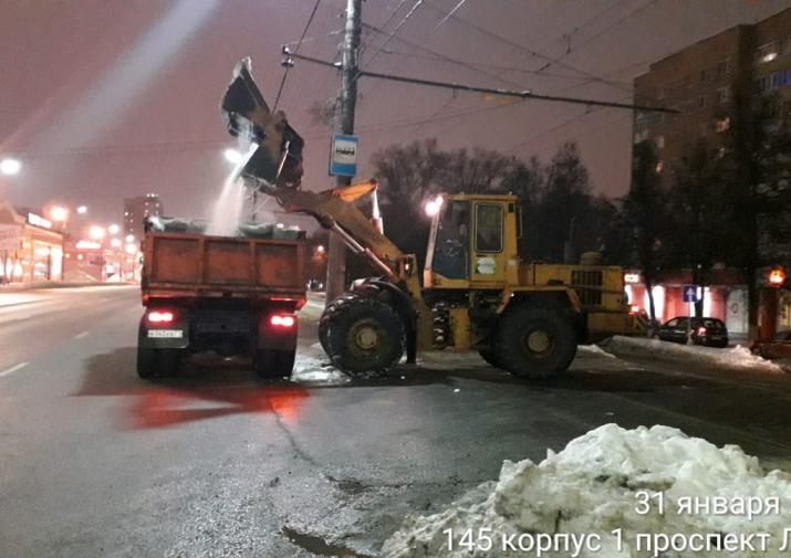 13 бригад в вывозили снег: ночью дороги Тулы обсыпали реагентами
