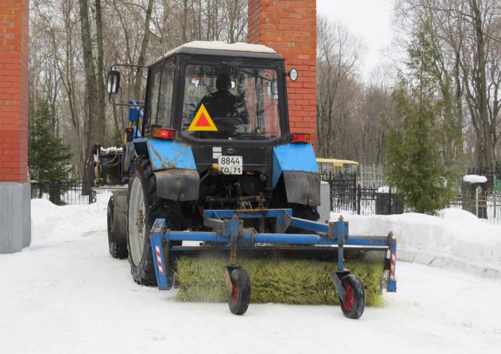 Два трактора включены в работу: со Всехсвятского и первого кладбища вывезут снег 