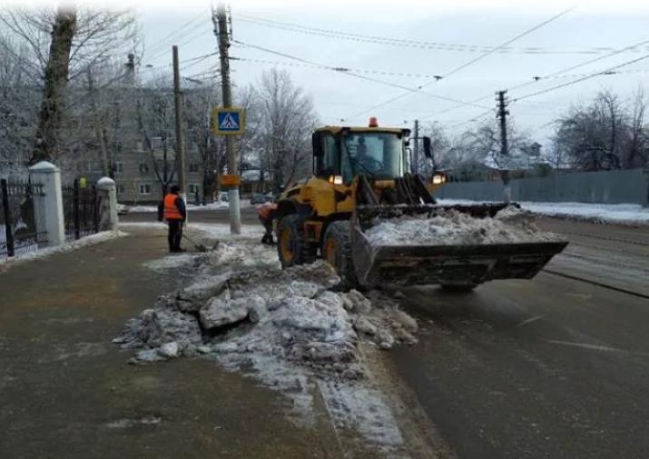 Дорогу на Хворостухина ремонтировали девять человек: в Туле провели восстановительные работы