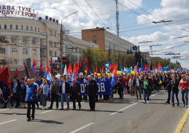 Фотоновости Тулы: сотни жителей вышли на Первомайское шествие