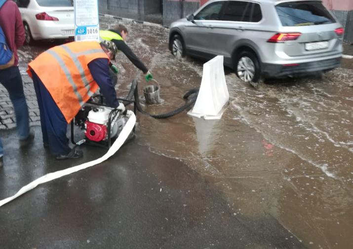 Лужи больше нет: коммунальщики оперативно ликвидировали потоп в центре Тулы