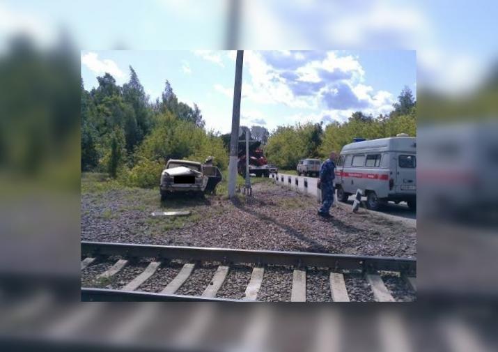 В столкновении поезда и ВАЗа в Тульской области пострадал только водитель