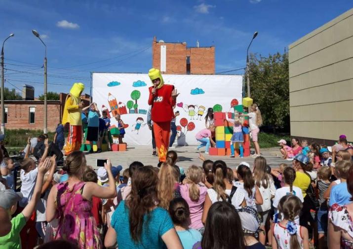 Шоу мыльных пузырей и клоуны: в Ефремове прошёл праздник «Мульт-фестиваль юных блогеров»