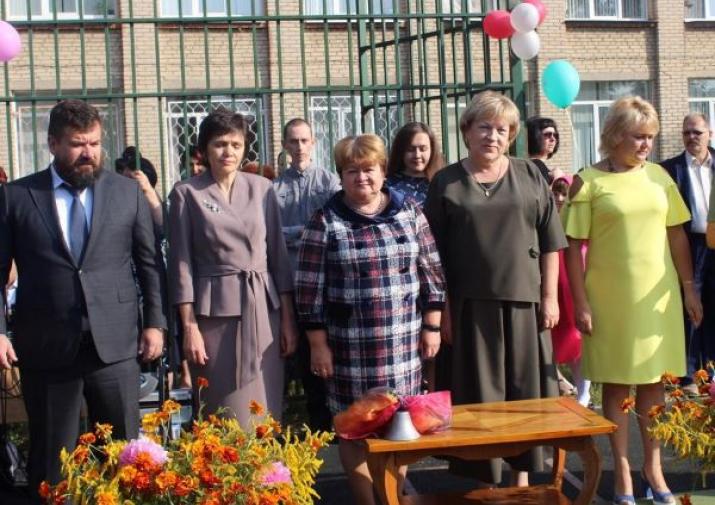 Галина Алешина и Илья Степанов поздравили учащихся и педагогов