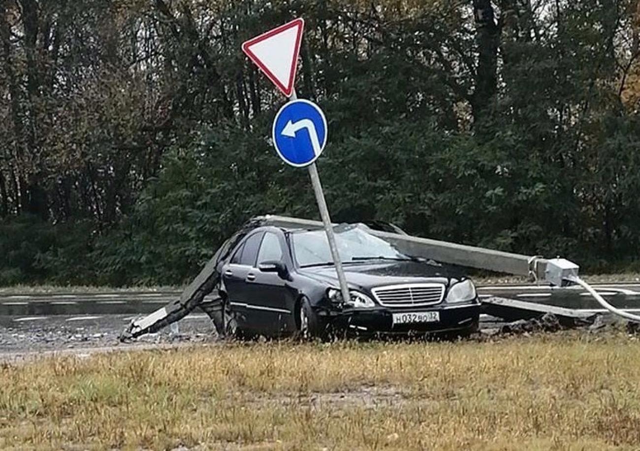 В Тульской области Mercedes-Benz снес столб