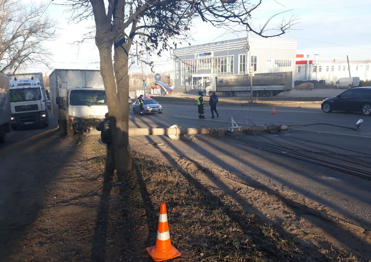 Новомосковское шоссе в Туле перекрыл упавший столб