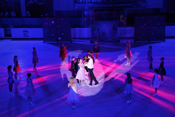 "Единая Россия" устроила новогоднее ледовое шоу в Новомосковске для 400 детей