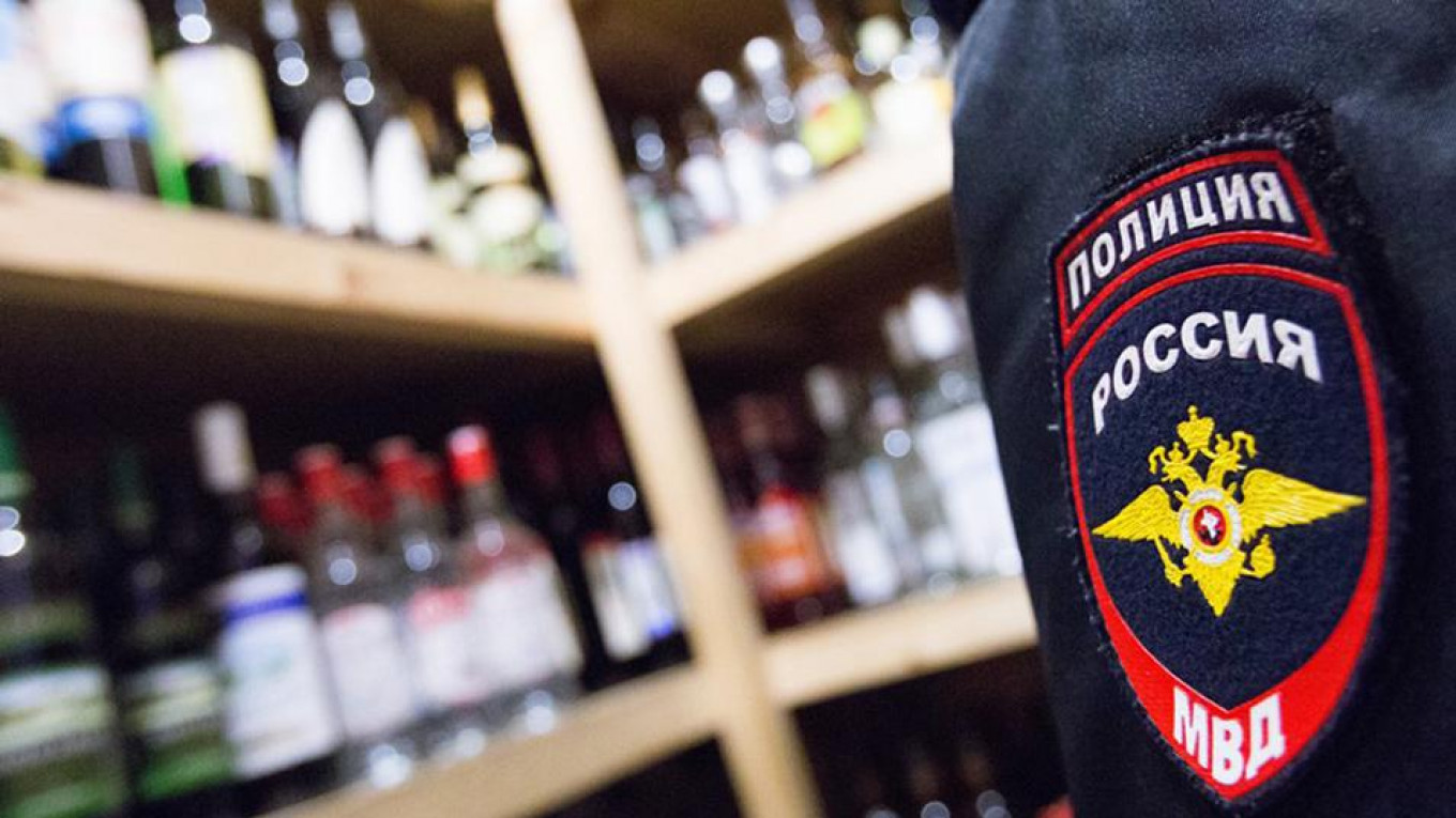 Работницу магазина из Новомосковска оштрафовали за неоднократную продажу алкоголя подросткам