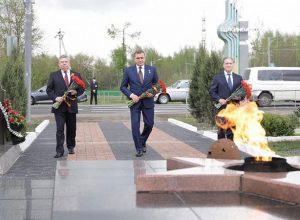 Алексей Дюмин возложил цветы к Вечному огню мемориала "Скорбящий воин"