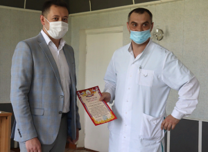 Руслан Бутов поздравил медиков Донского с профессиональным праздником