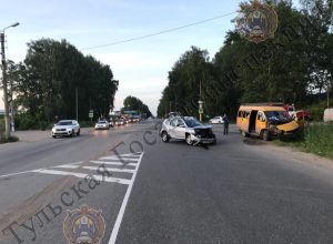 В аварии между "Рено" и маршруткой в Новомосковске пострадали 4 человека