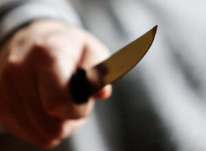 Житель Щекина набросился на женщину с ножом в ответ на замечание