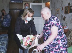 Ольга Слюсарева поздравила с юбилеем ветерана Марию Омельяненко