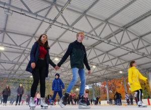 Открытая арена в Новомосковске уже готова принять первых любителей покататься на коньках