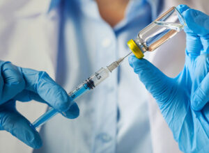 Массовую вакцинацию от COVID-19 могут начать в ноябре