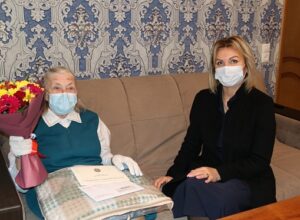 Ольга Слюсарева поздравила с 90-летием ветерана Анну Шумскую
