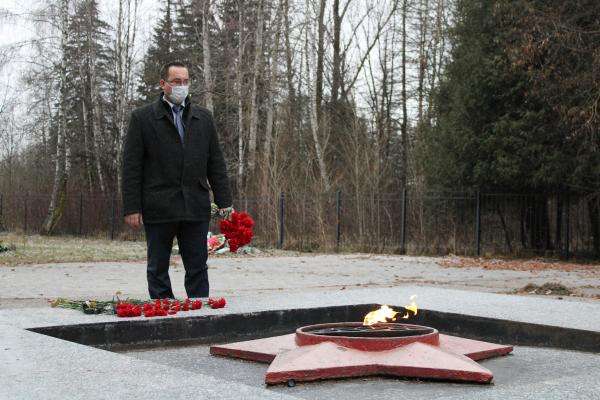 В Заокском районе Александр Атаянц почтил память неизвестного солдата