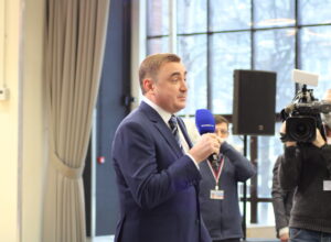 В Туле журналистов, собравшихся на пресс-коференцию президента, поприветствовал Алексей Дюмин