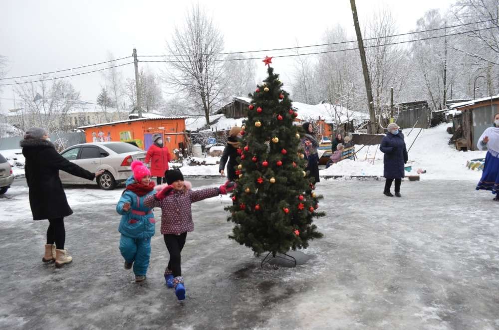 В Суворовском районе прошли новогодние праздники во дворах
