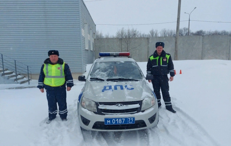 В Тульской области сотрудники ДПС помогли водителю выбраться из снега