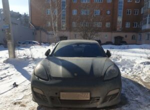У 41-летнего жителя Новомосковска за долг в 3 млн рублей отобрали Porsche