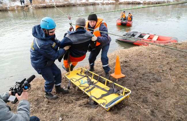 Тульские спасатели 26 марта провели тренировку по спасению людей при паводках