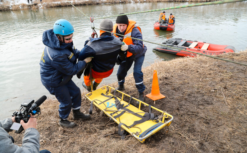 Тульские спасатели 26 марта провели тренировку по спасению людей при паводках