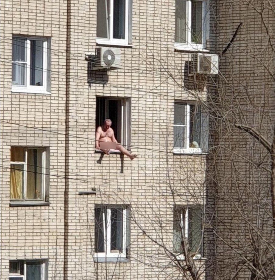 Солнечные ванны по-тульски: голый мужчина загорал, сидя на подоконнике