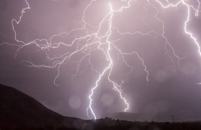 В Тульской области объявлено метеопредупреждение из-за сильного ветра и грозы