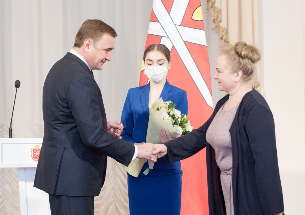 Алексей Дюмин вручил региональные награды сотрудникам службы скорой медицинской помощи