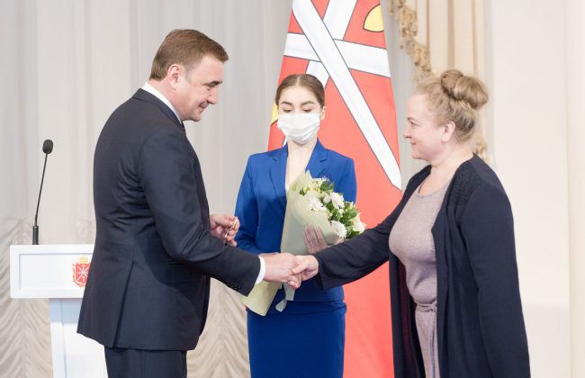 Алексей Дюмин вручил региональные награды сотрудникам службы скорой медицинской помощи