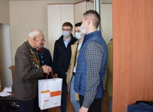 Сотрудники ЕВРАЗ Ванадий Тулы поздравили ветеранов с Днем Победы