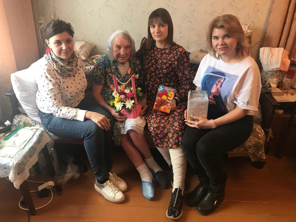 Волонтеры «Полипласта» и «Оргсинтеза» поздравили новомосковских ветеранов